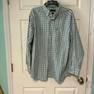 Ariat Men’s XL Plaid long sleeved shirt in hues of white, blue, green and black.